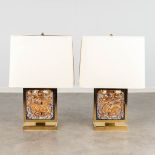 A pair of Chinoiserie style table lamps finished with sculptured panels. Circa 1970-1980. (L: 18,5 x