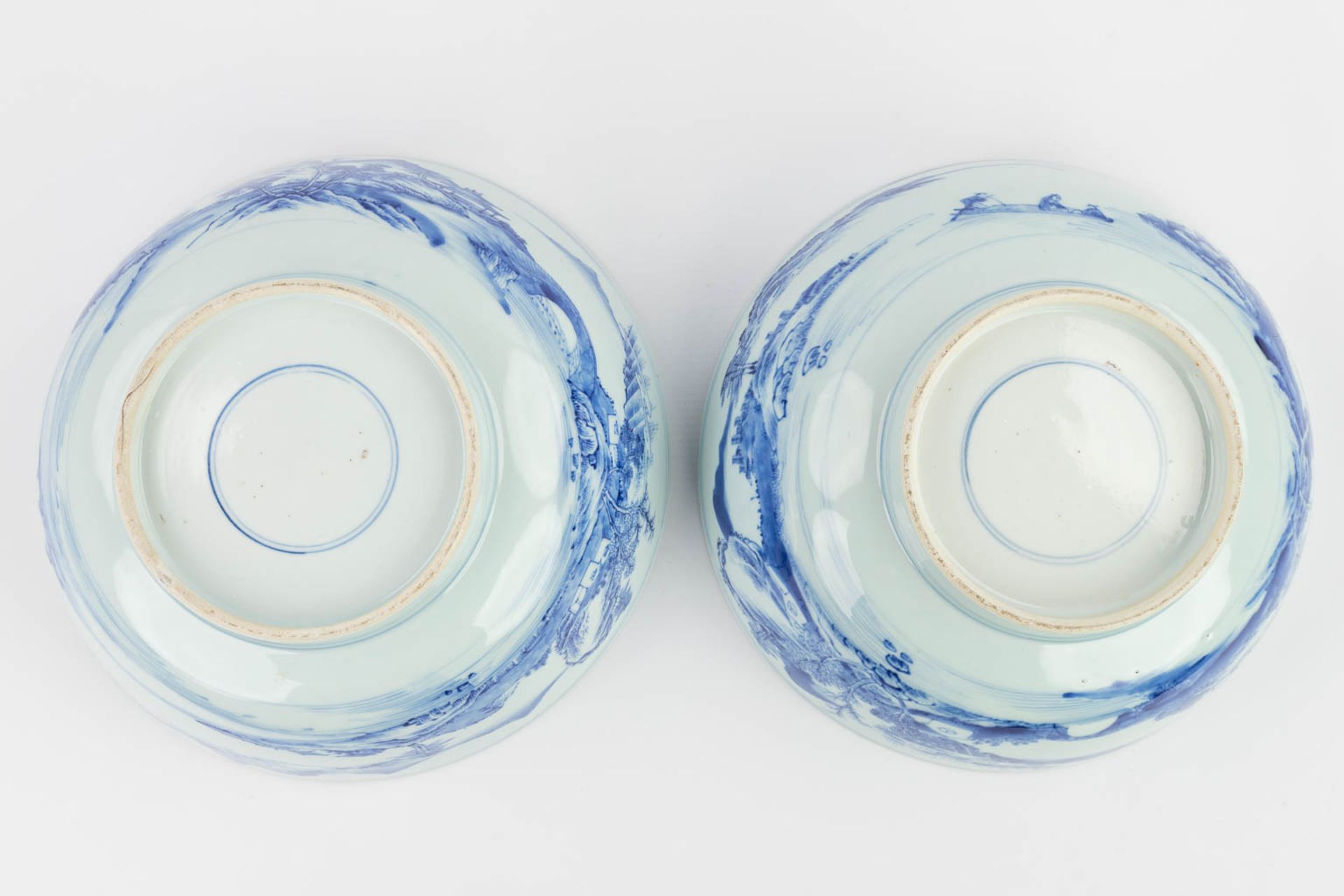 A pair of Chinese bowls made of blue-white porcelain. 18th/19th century. (H: 11 x D: 26,5 cm) - Image 14 of 17