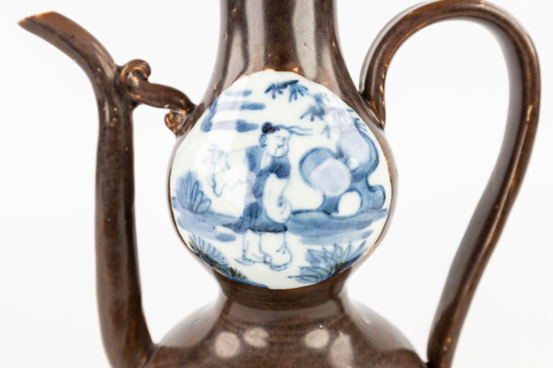 A gourd-shaped pitcher, Chinese Capucine porcelain. 19th/20th century. (H: 22,5 x D: 11,5 cm) - Bild 12 aus 13