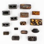 A collection of 15 snuff boxes, mother of pearl and tortoise shell. 19th/20th C. (L: 10 x W: 4,5 x H