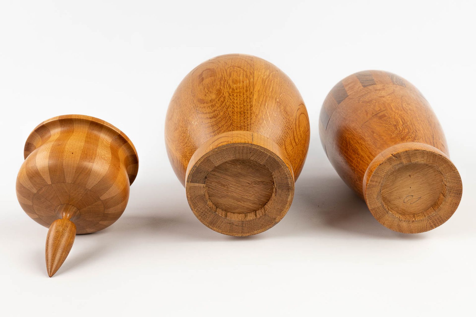 A collection of 2 wood-turned vases, made of wood. circa 1960. (H: 43 x D: 16 cm) - Image 8 of 11