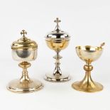A collection of 2 ciboria and 1 chalice, silver-plated and gold-plated metal. (H: 26 x D: 12 cm)