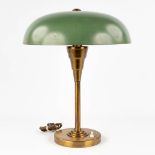A table lamp with green shade, art deco style. Circa 1920-1930. (H: 43 x D: 36 cm)