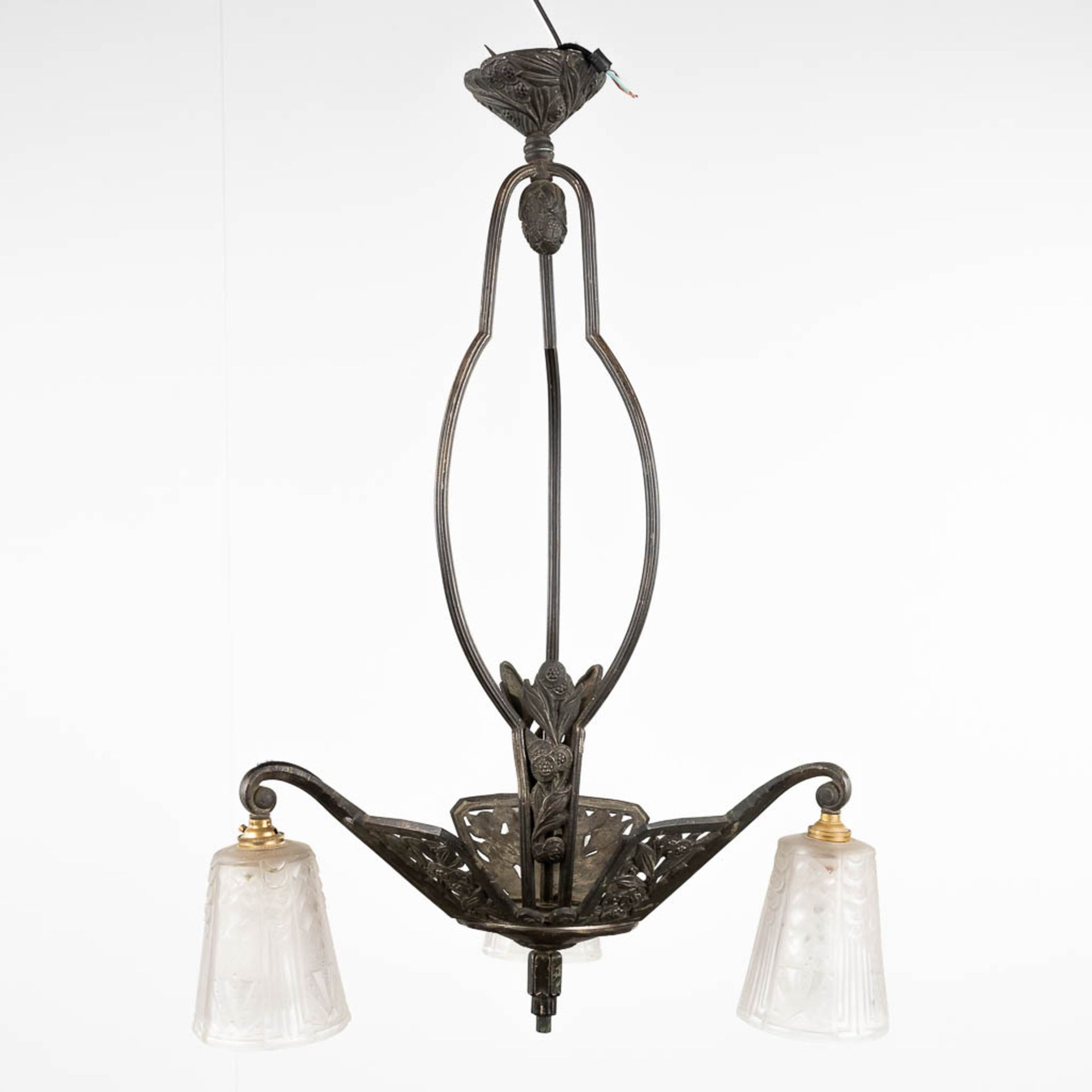 Muller Frres Luneville, a chandelier with satin glass lamp shades, marked. (H: 73 x D: 52 cm) - Image 3 of 10
