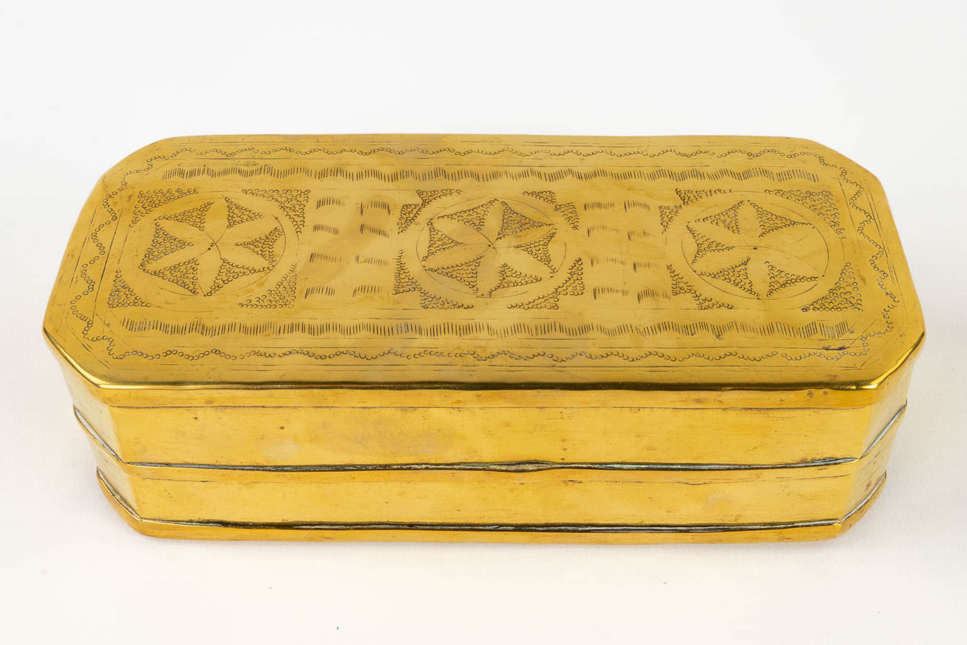 A collection of 3 antique oval tobacco boxes, made of copper. 18th/19th C. (L: 7 x W: 12 x H: 3,5 cm - Image 3 of 13