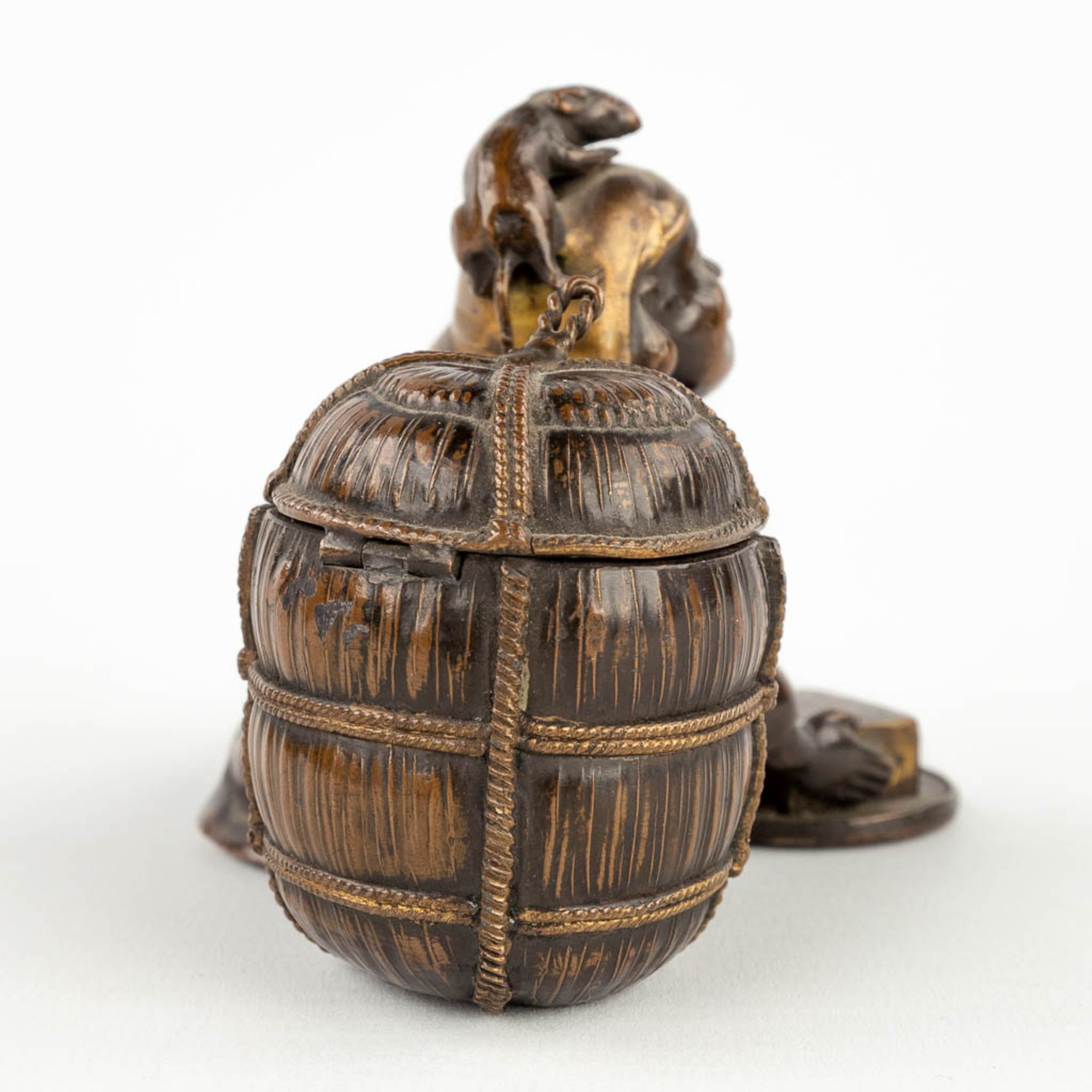 A figurative ink pot, bronze, Oriental figurine with a mouse. 19th century. (L: 8 x W: 10 x H: 8 cm) - Image 5 of 14
