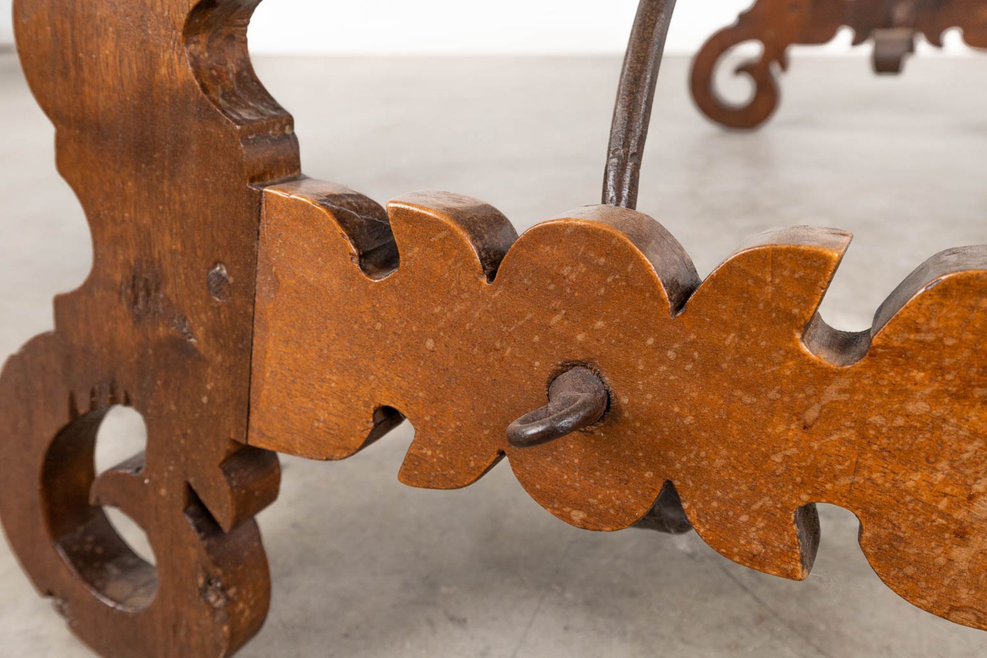 A coffee table, made of walnut in Spanish style. (L: 157 x W: 52 x H: 52 cm) - Bild 8 aus 12