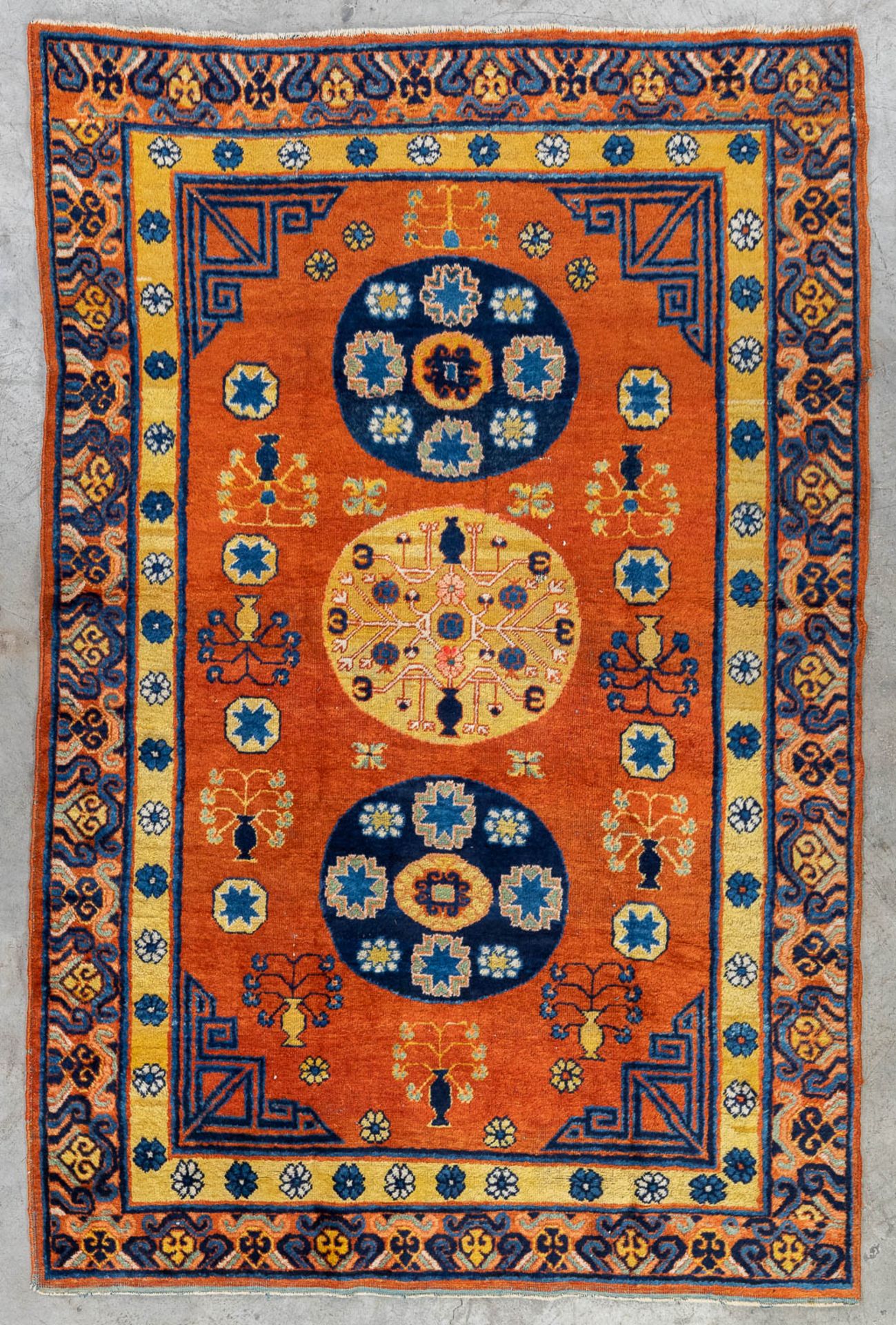 An Oriental hand-made carpet, Turkistan, Samerkand. (L: 178 x W: 122 cm)