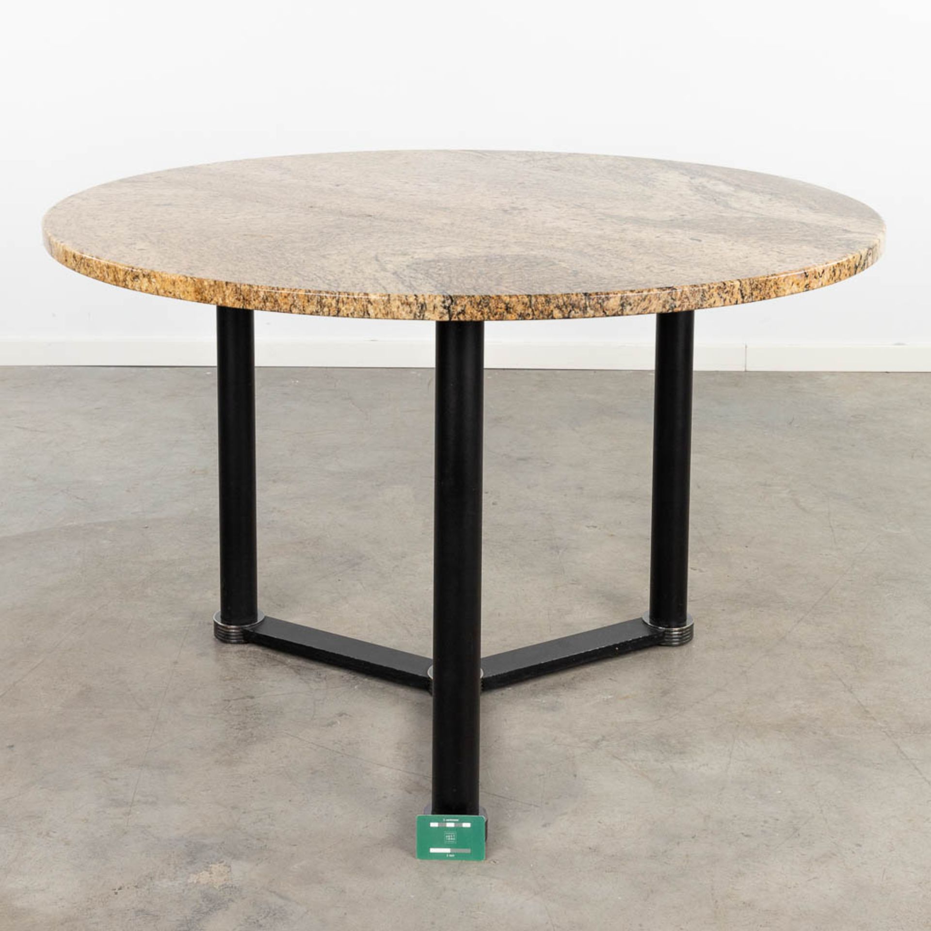 A round design table, with a marble top. Circa 1980. (H: 75 x D: 120 cm) - Bild 6 aus 7