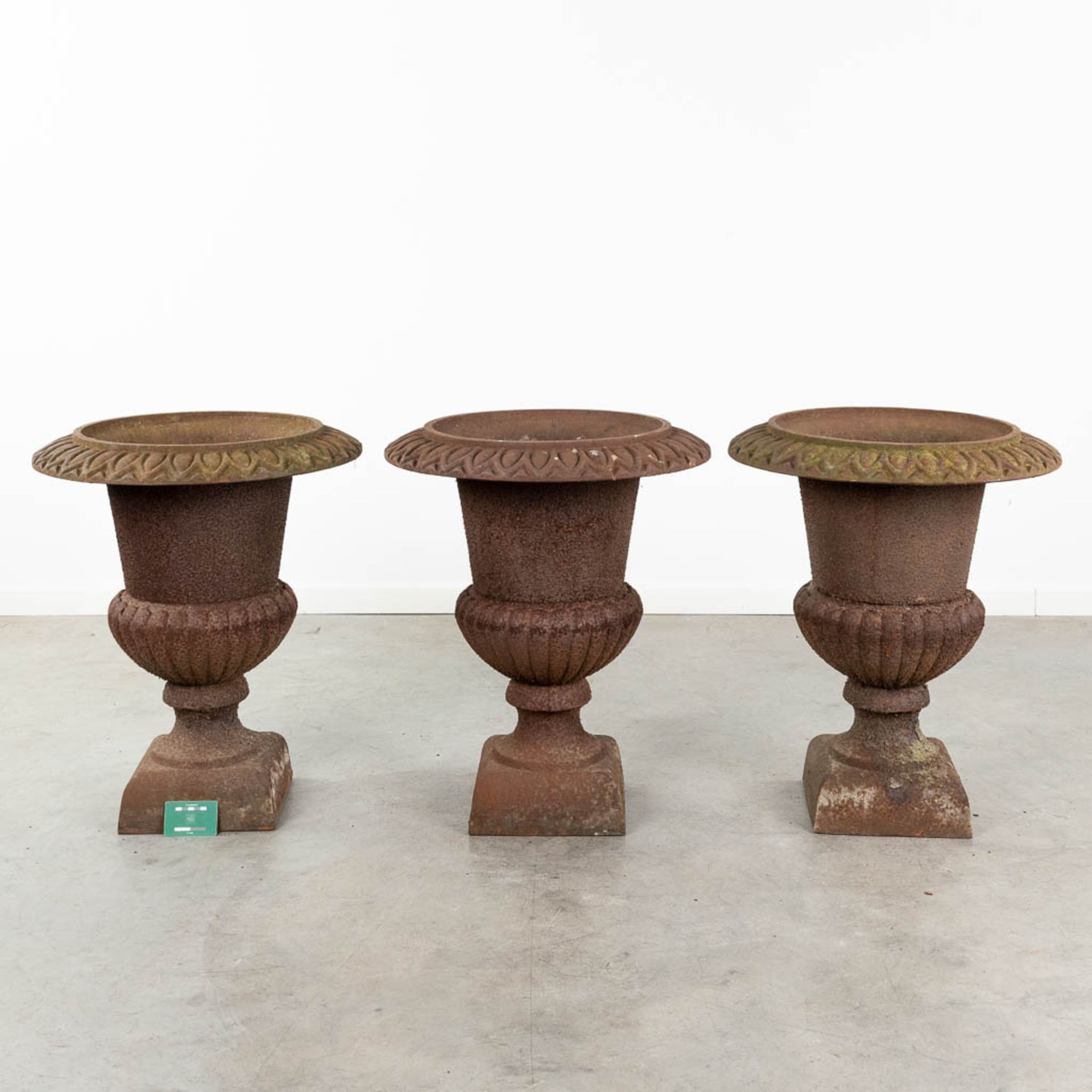 A collection of 3 large garden vases made of cast iron. (H: 67 x D: 55 cm) - Image 2 of 9