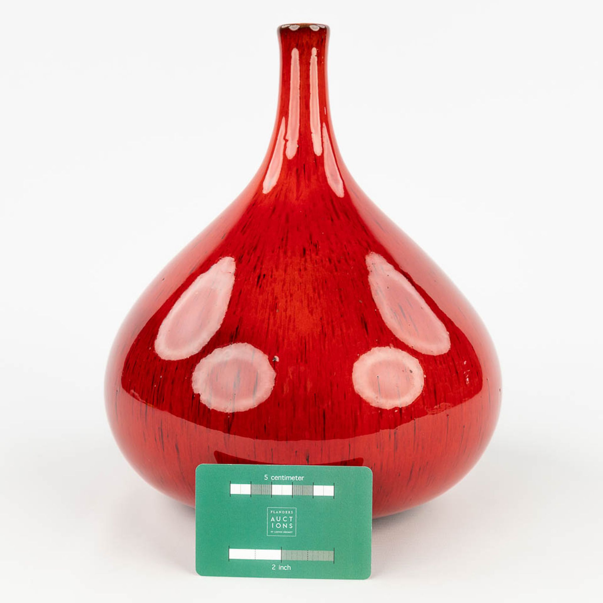 Elisabeth VANDEWEGHE (XX-XXI) 'Red vase' for Perignem. (H: 27,5 x D: 24 cm) - Image 2 of 11