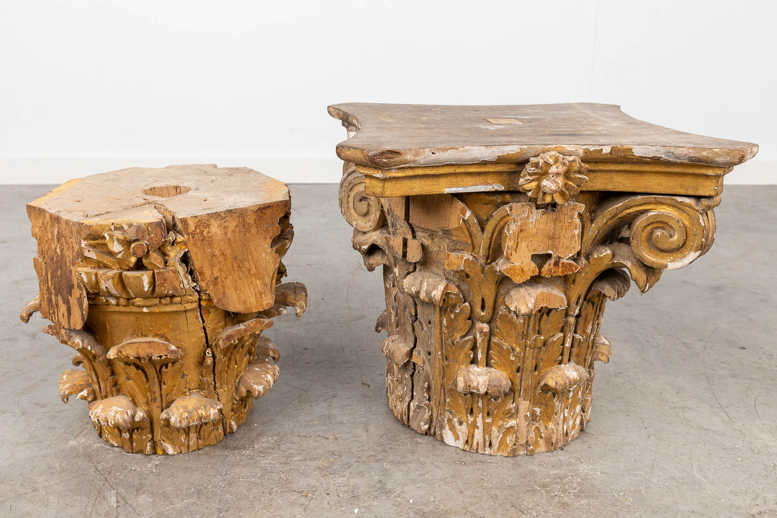 A collection of 2 antique gilt and wood-sculptured Corinthian Capitels. 18th C. (L: 37 x W: 37 x H: - Image 10 of 10