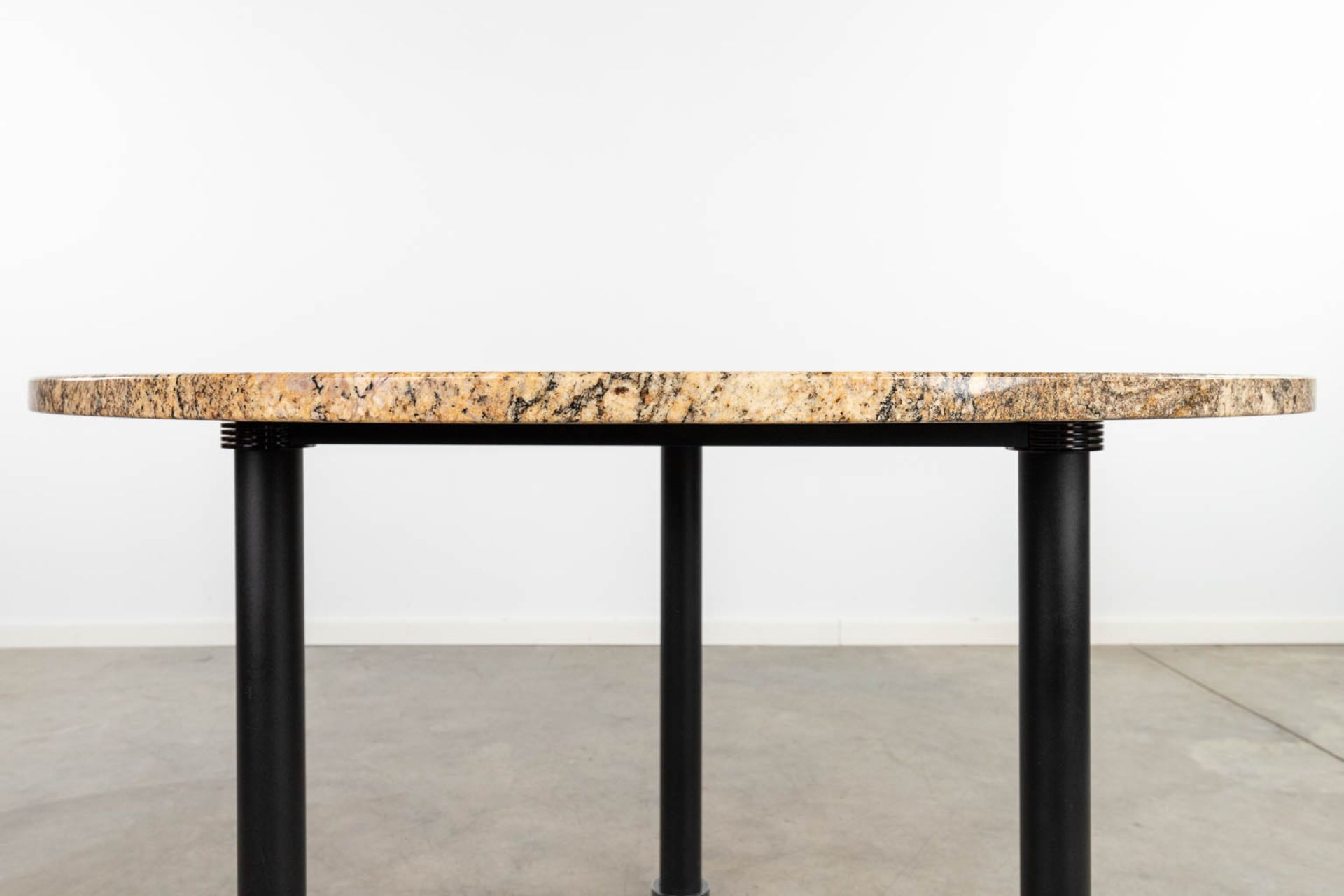 A round design table, with a marble top. Circa 1980. (H: 75 x D: 120 cm) - Bild 2 aus 7