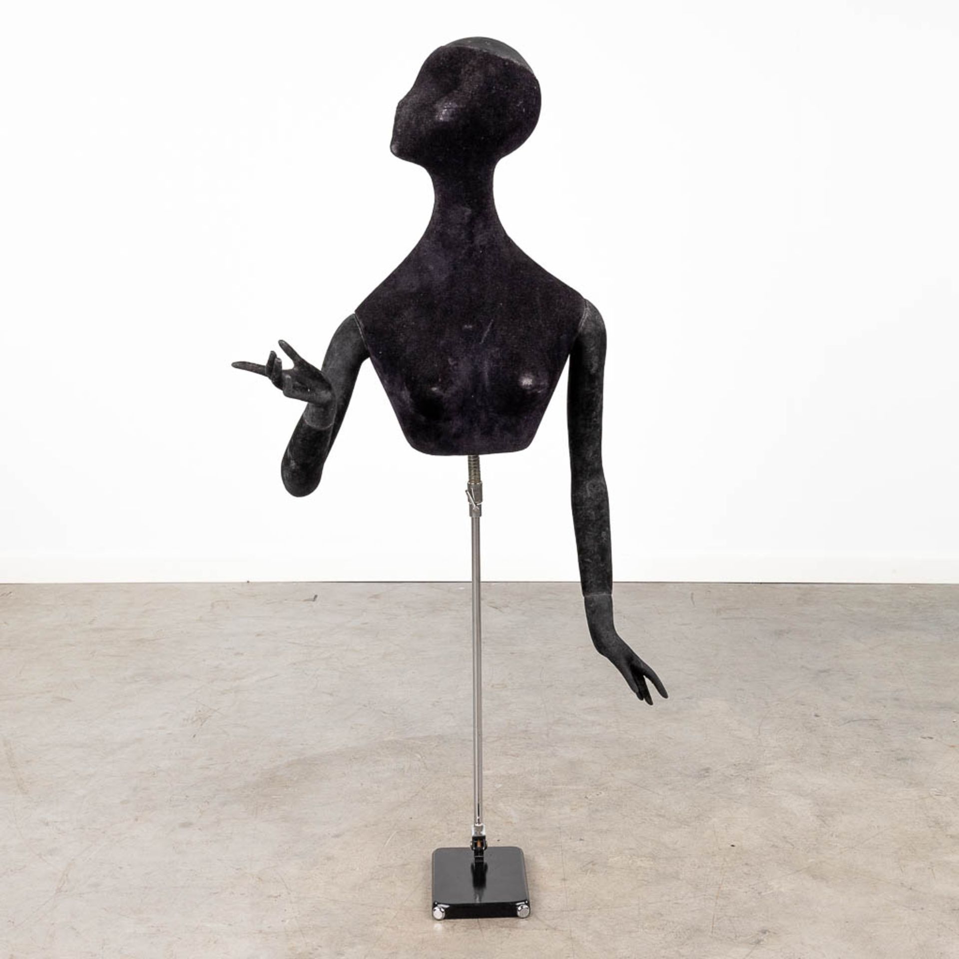 A fitting doll 'Moch Koln' on a metal base marked Vitra. (W: 55 x H: 124 cm)