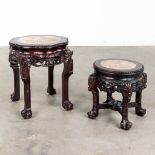 A collection of 2 Chinese hardwood tables with a marble top. (H: 46 x D: 41 cm)