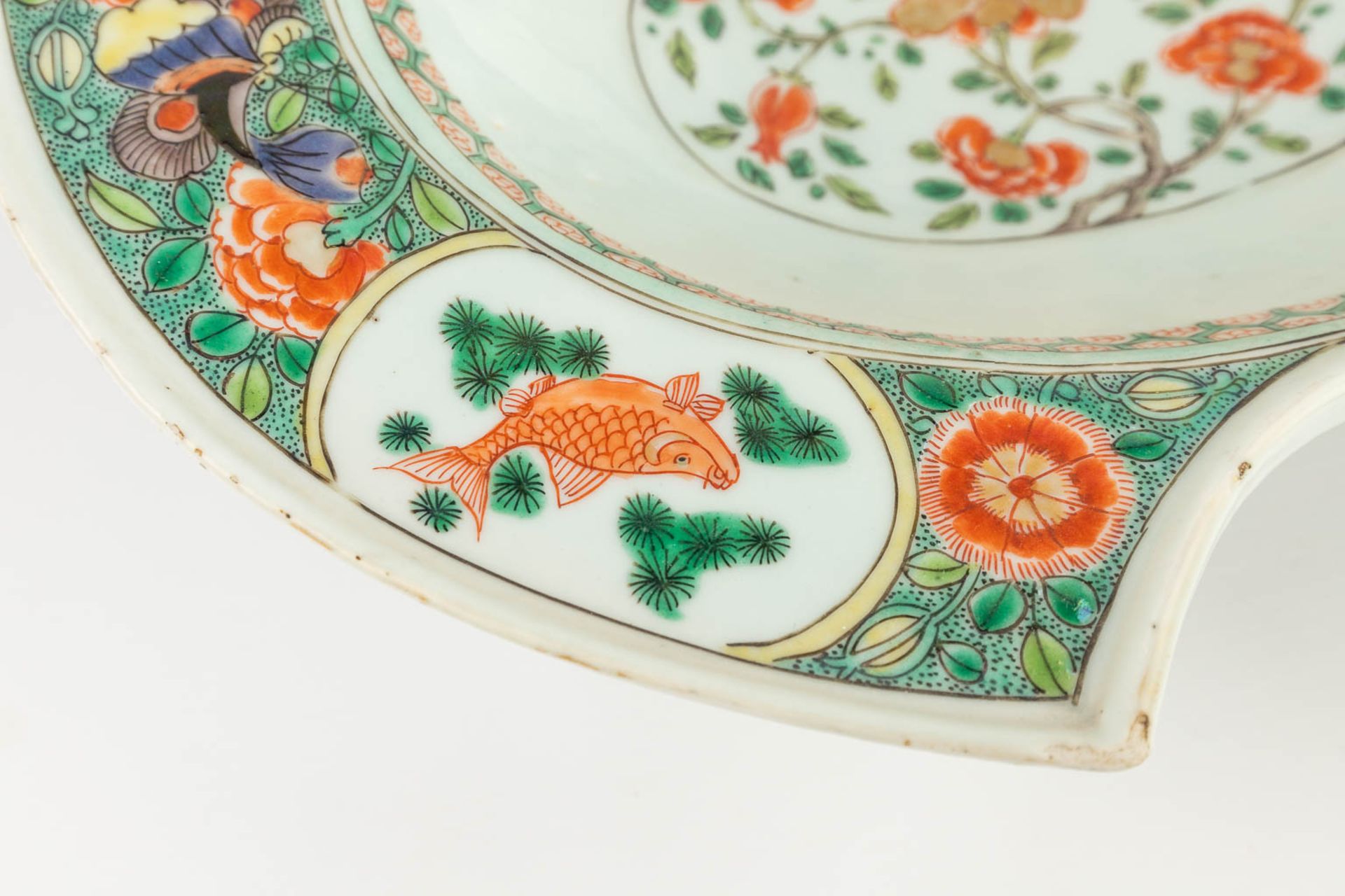 A Chinese shaving bowl, Famille Verte, and decorated with fauna and flora. 18th/19th century. (L: 28 - Image 13 of 17