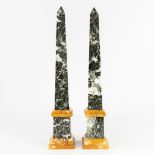 A pair of green and yellow marble obelisks. 20th century. (L: 9 x W: 9 x H: 47,5 cm)