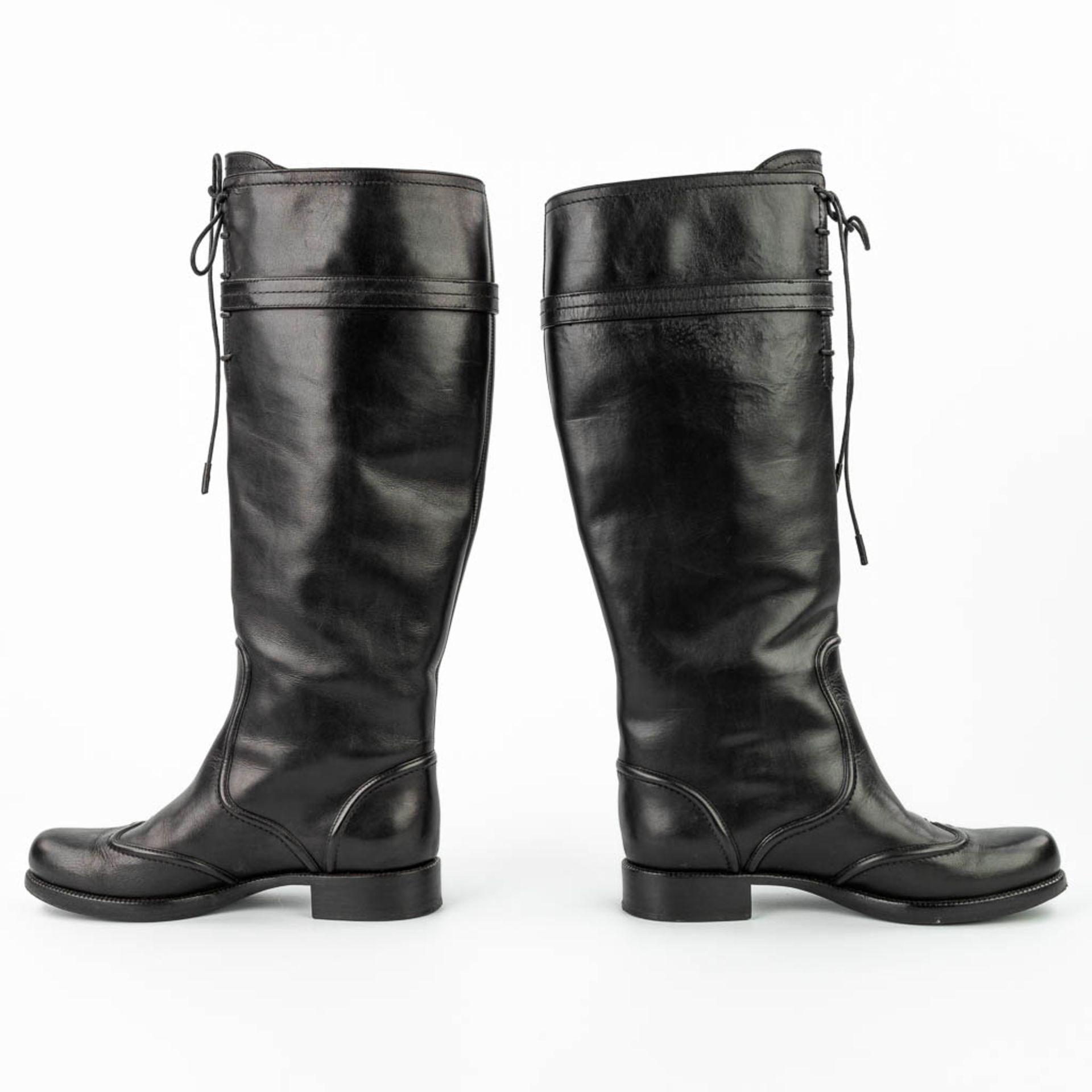 Louis Vuitton, a pair of leather boots. Made in Italy. EU size 37. (W: 24 x H: 42 cm) - Image 4 of 14