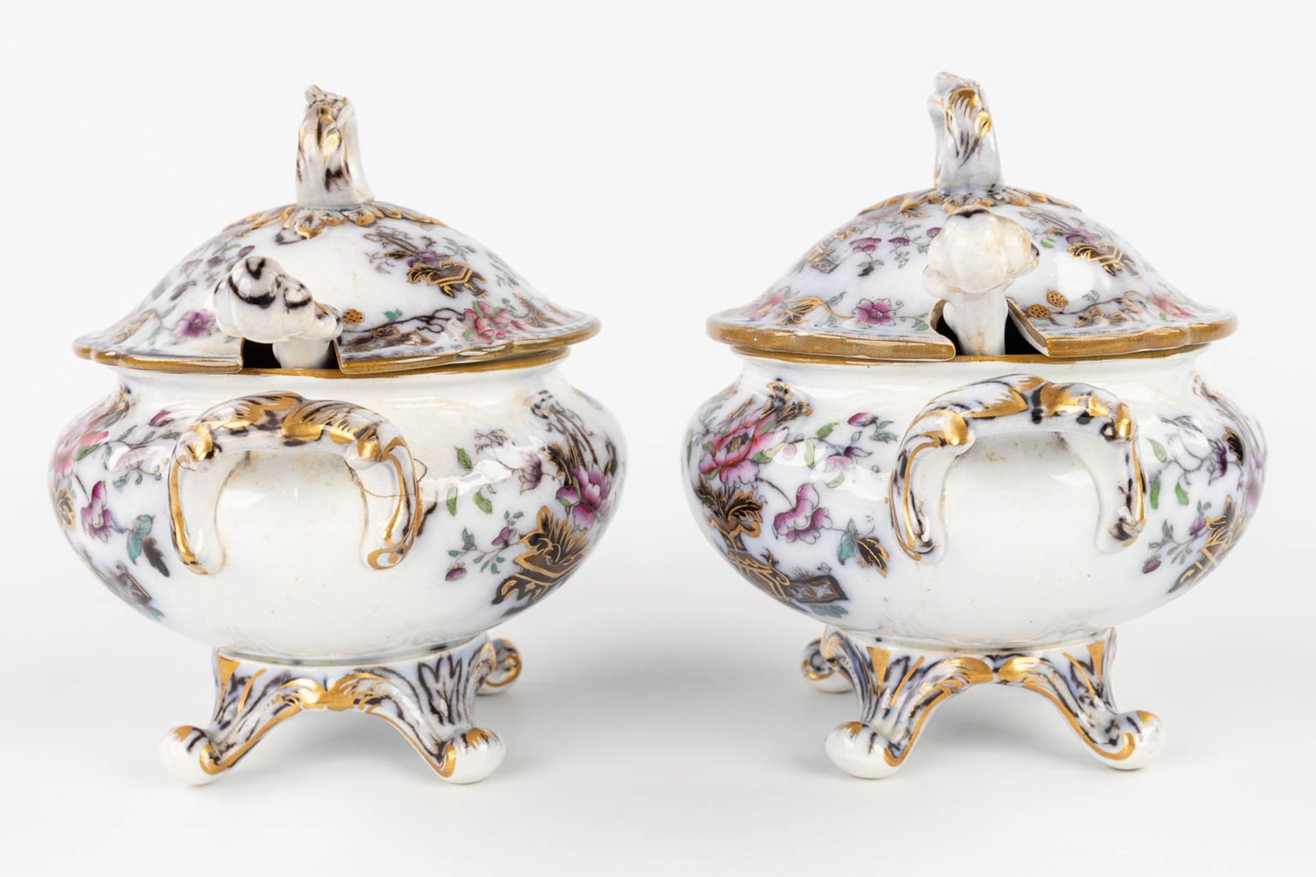Francis Morley 'Casket Japan' a pair of small tureens with hand-painted decor. England, 19th C. (L: - Image 6 of 27