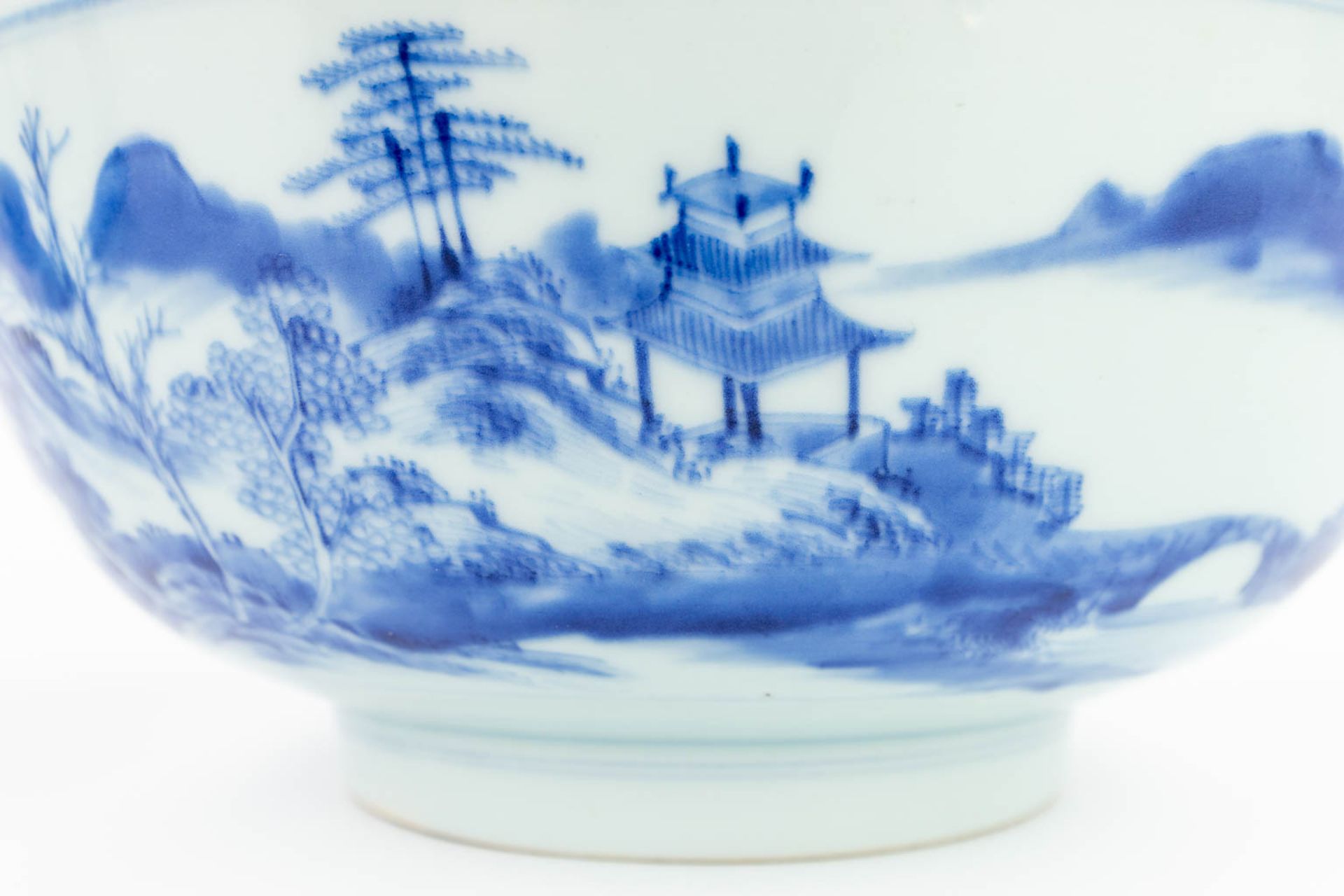 A pair of Chinese bowls made of blue-white porcelain. 18th/19th century. (H: 11 x D: 26,5 cm) - Image 13 of 17