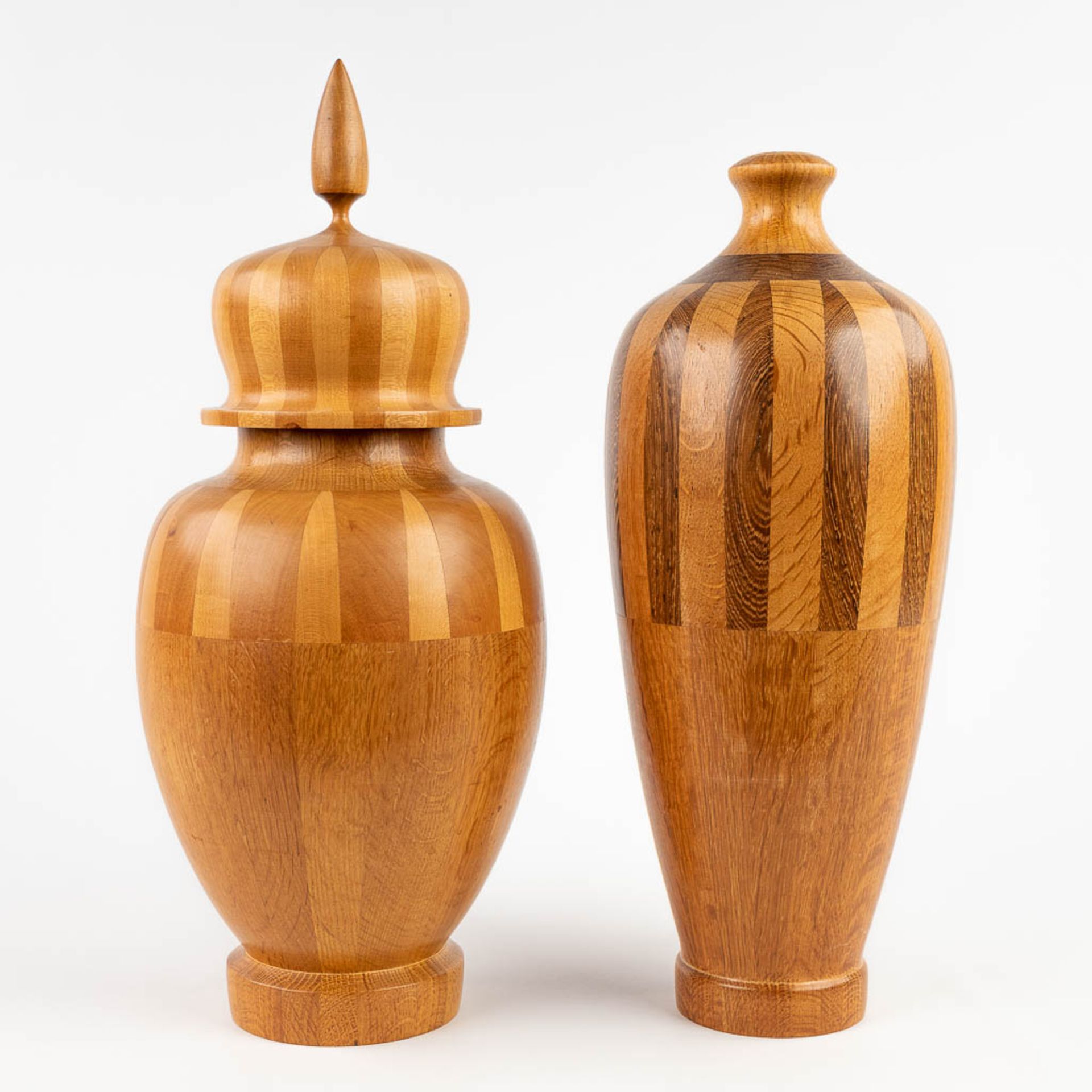 A collection of 2 wood-turned vases, made of wood. circa 1960. (H: 43 x D: 16 cm) - Image 3 of 11