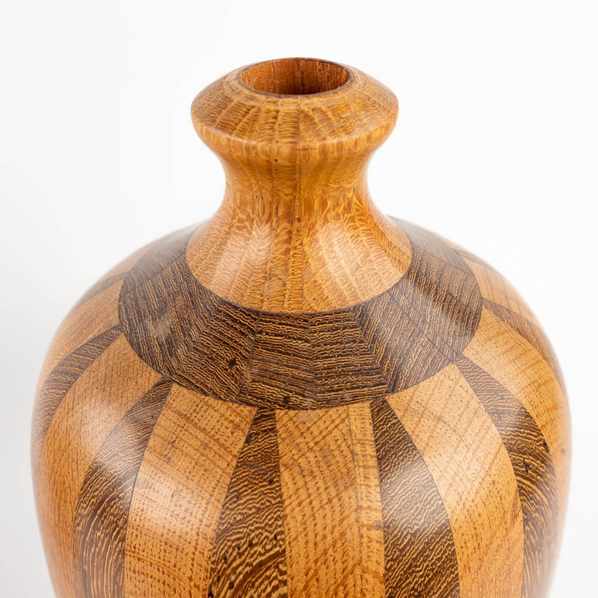 A collection of 2 wood-turned vases, made of wood. circa 1960. (H: 43 x D: 16 cm) - Image 11 of 11