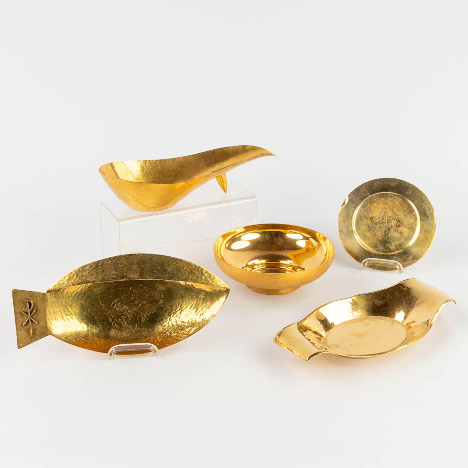 A collection of 4 sacred bread trays, gold-plated metal, added a paten made of silver. 20th C. (L: 1