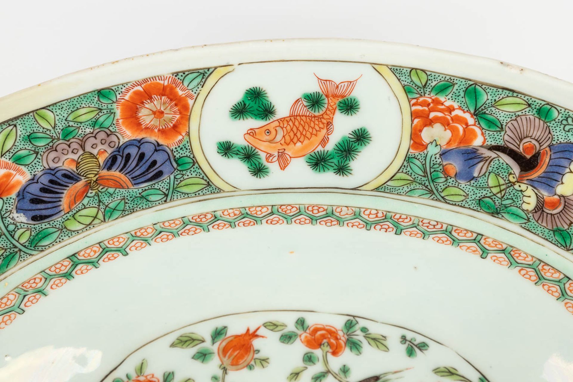 A Chinese shaving bowl, Famille Verte, and decorated with fauna and flora. 18th/19th century. (L: 28 - Image 9 of 17