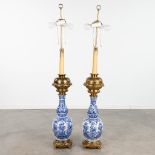 A pair of table lamps, made of a Delft's blue vase mounted with copper. 20th century. (H: 135 x D: 2