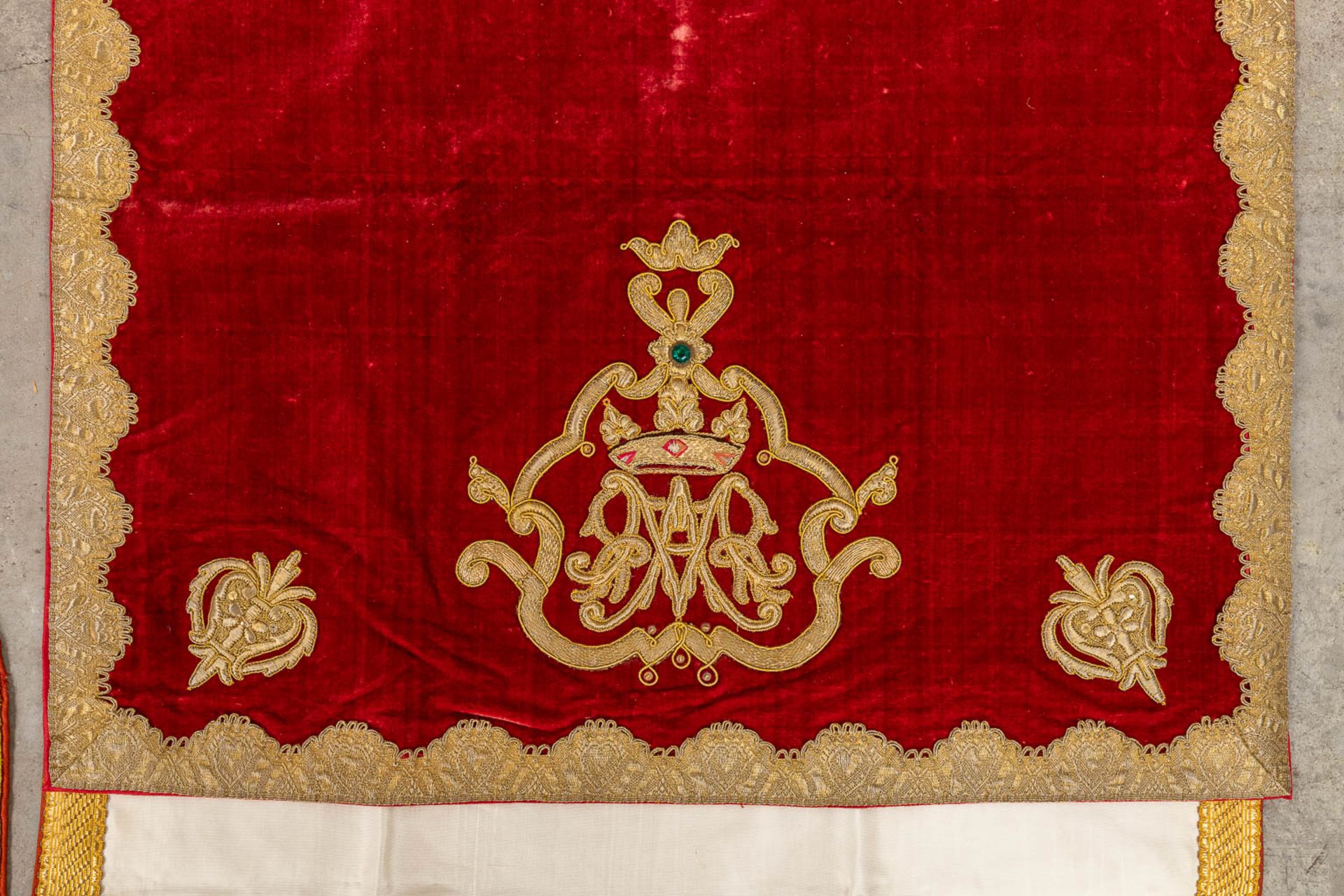 An assembled collection of liturgical fabric items, Chalice veil, Bursa, altar veil. 20ste eeuw. - Image 7 of 9