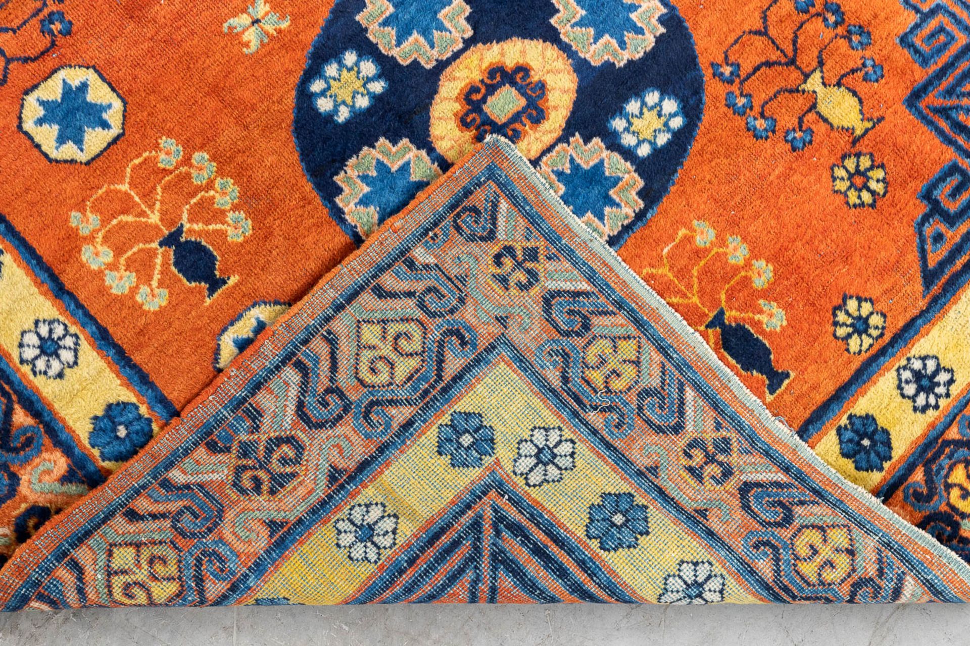 An Oriental hand-made carpet, Turkistan, Samerkand. (L: 178 x W: 122 cm) - Image 7 of 7
