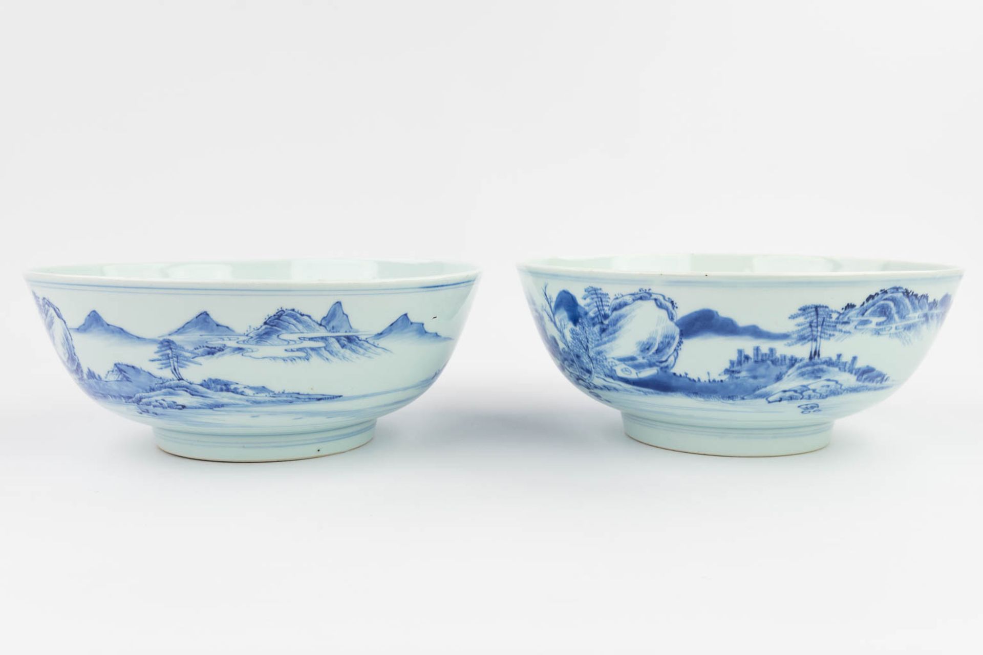 A pair of Chinese bowls made of blue-white porcelain. 18th/19th century. (H: 11 x D: 26,5 cm) - Image 16 of 17