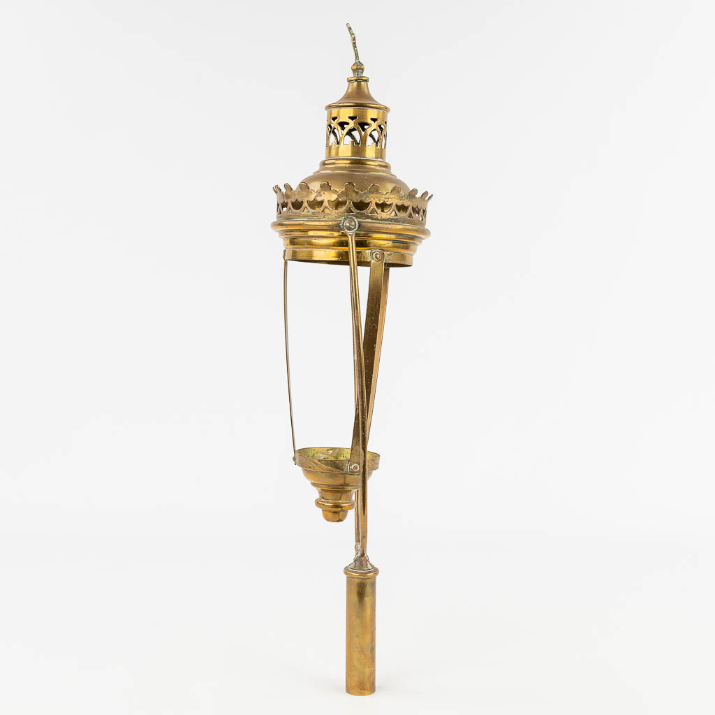 A pair of candlesticks and a procession lamp. 20th century. (H: 36 cm) - Image 4 of 16