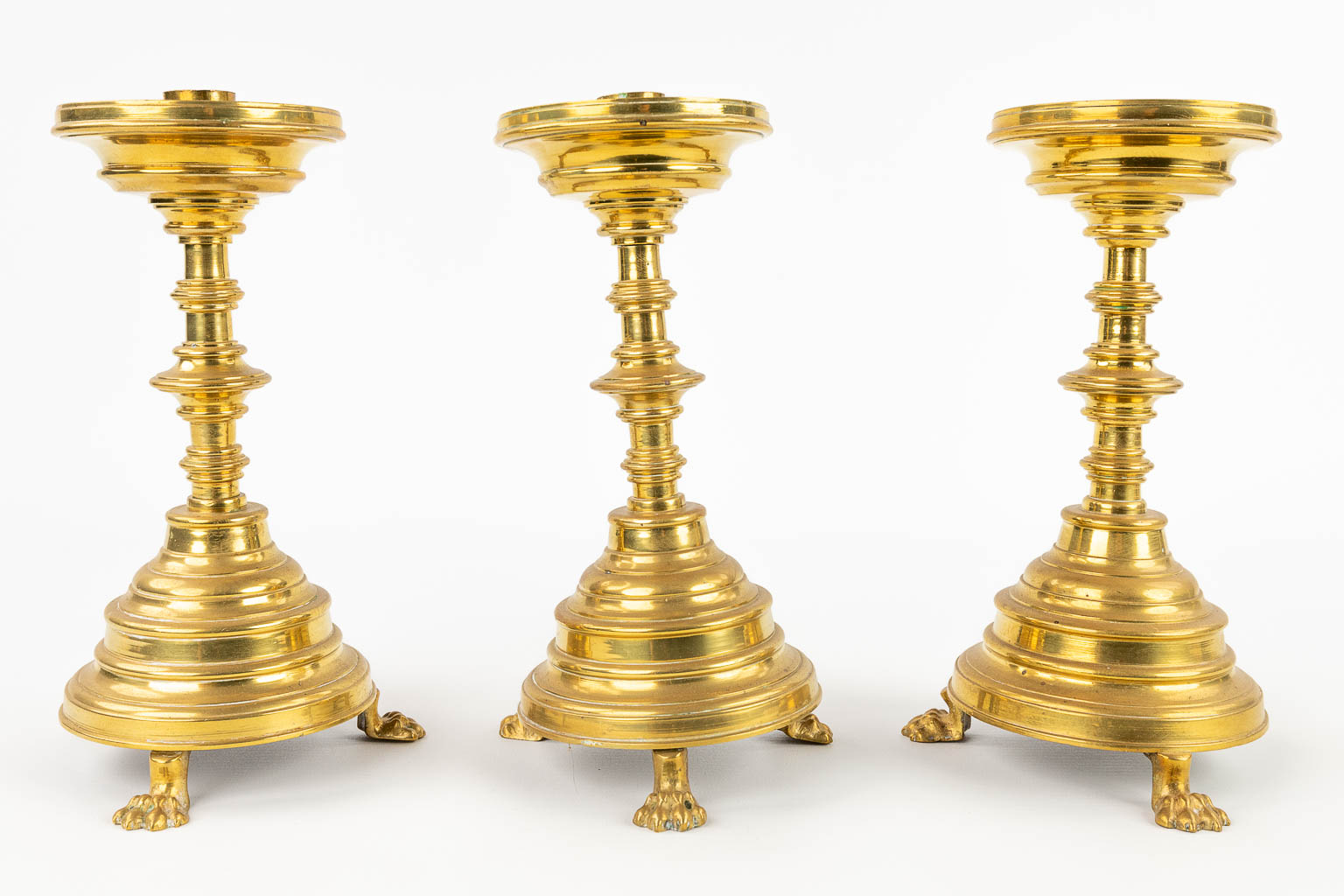 An antique bronze crucifix and 3 matching candelabra, standing on claw feet. 19th C. (W: 28 x H: 68 - Image 12 of 17