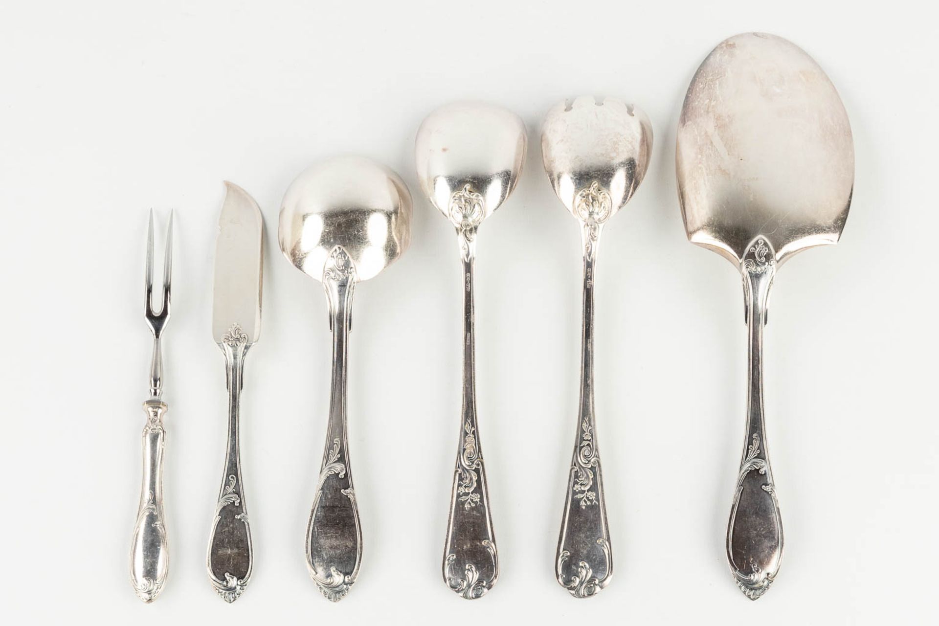 B. Wiskemann, Bruxelles, a silver-plated cutlery set, Louis XV style. (L: 30 x W: 39 x H: 22 cm) - Bild 14 aus 24
