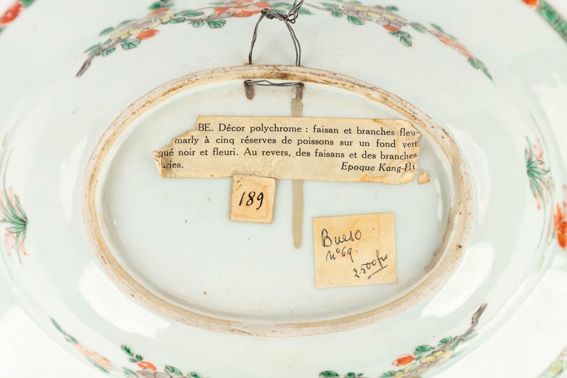 A Chinese shaving bowl, Famille Verte, and decorated with fauna and flora. 18th/19th century. (L: 28 - Image 17 of 17