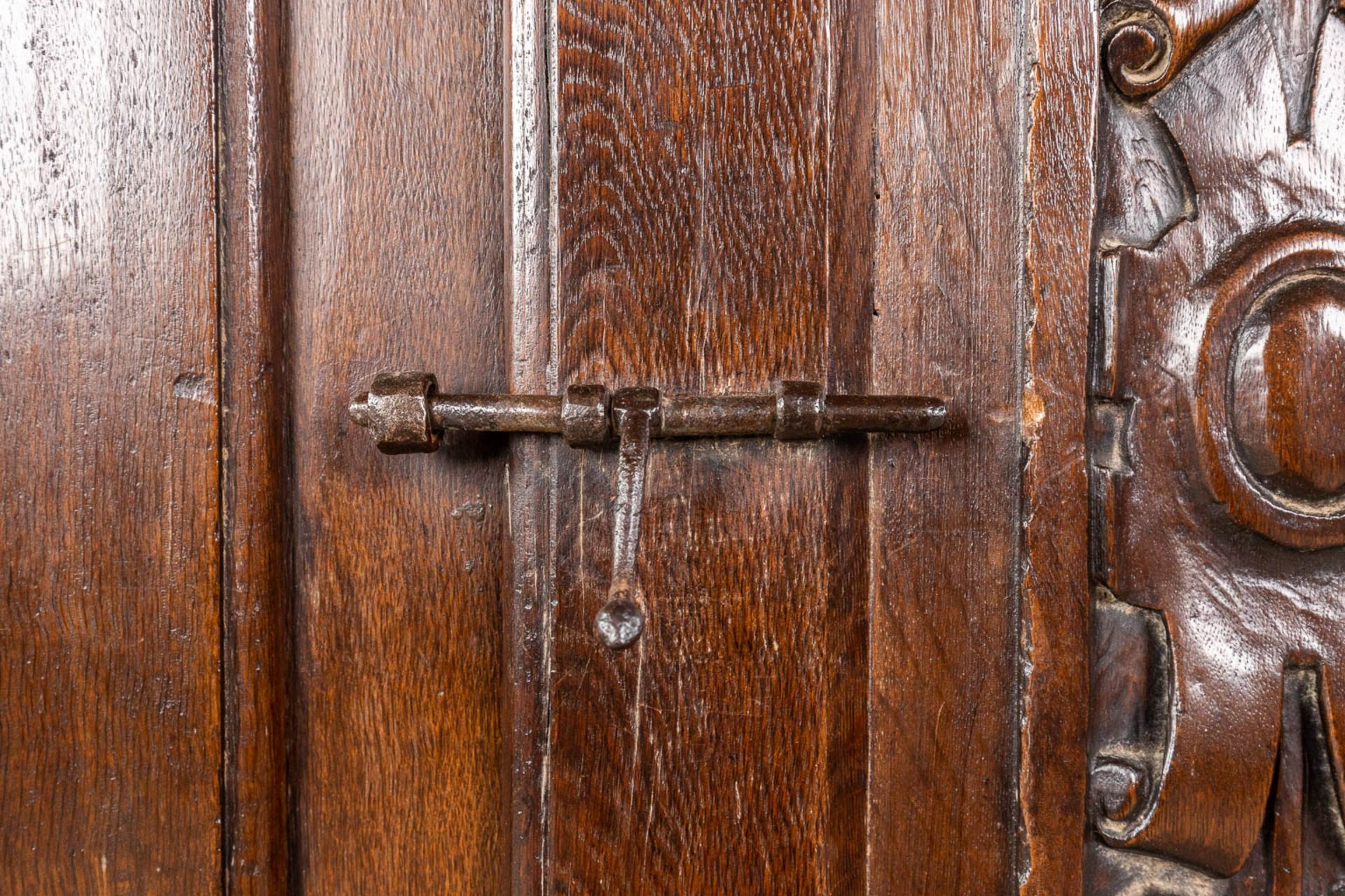 An antique three-door cabinet with sculptured oak doors, France, 17th C. (L: 55 x W: 175 x H: 151 cm - Image 16 of 23