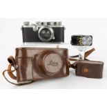 Leica, a vintage camera, serial 297455. (L: 7,5 x W: 15 x H: 8,5 cm)