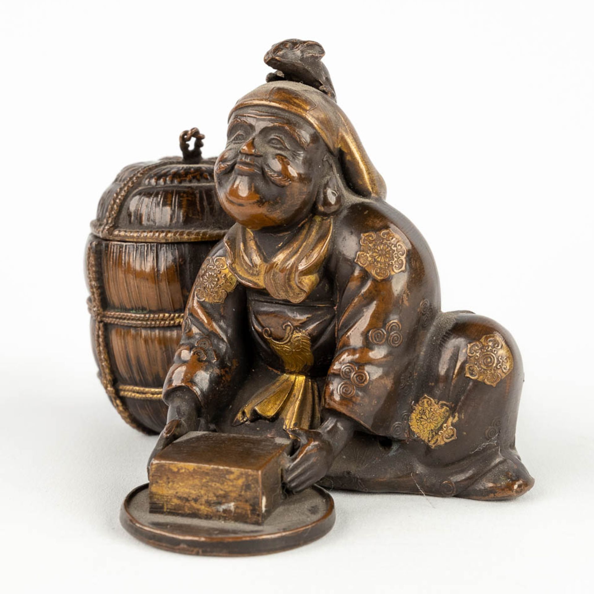 A figurative ink pot, bronze, Oriental figurine with a mouse. 19th century. (L: 8 x W: 10 x H: 8 cm) - Image 8 of 14