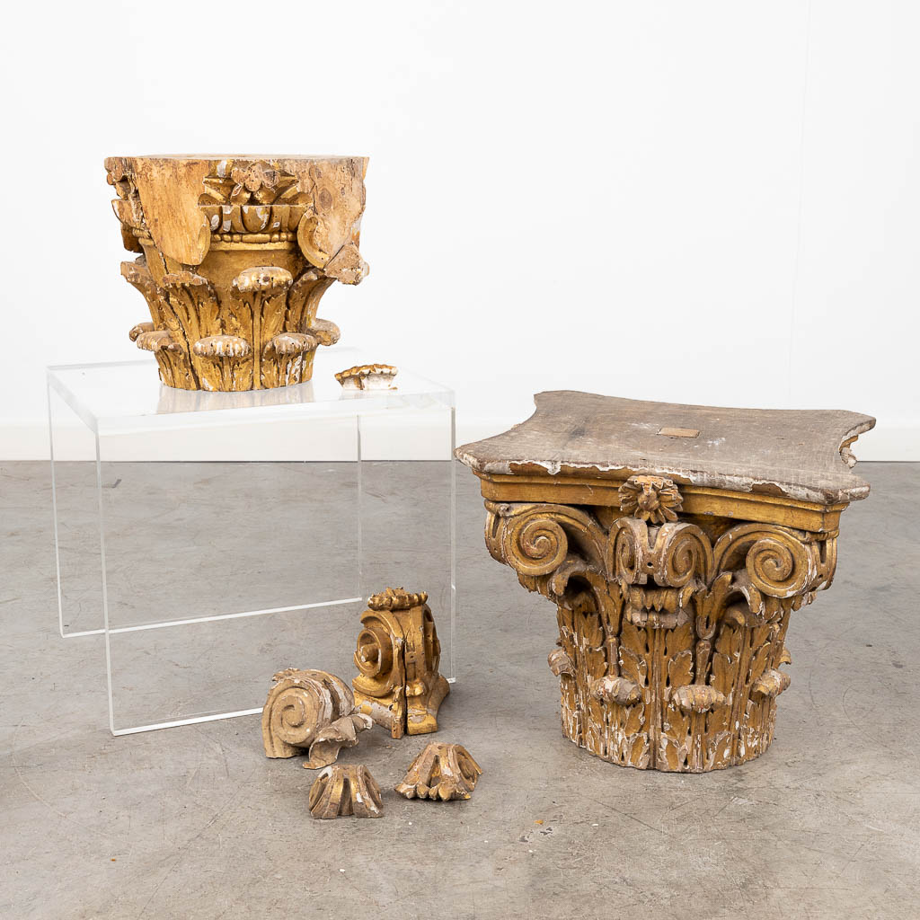 A collection of 2 antique gilt and wood-sculptured Corinthian Capitels. 18th C. (L: 37 x W: 37 x H: