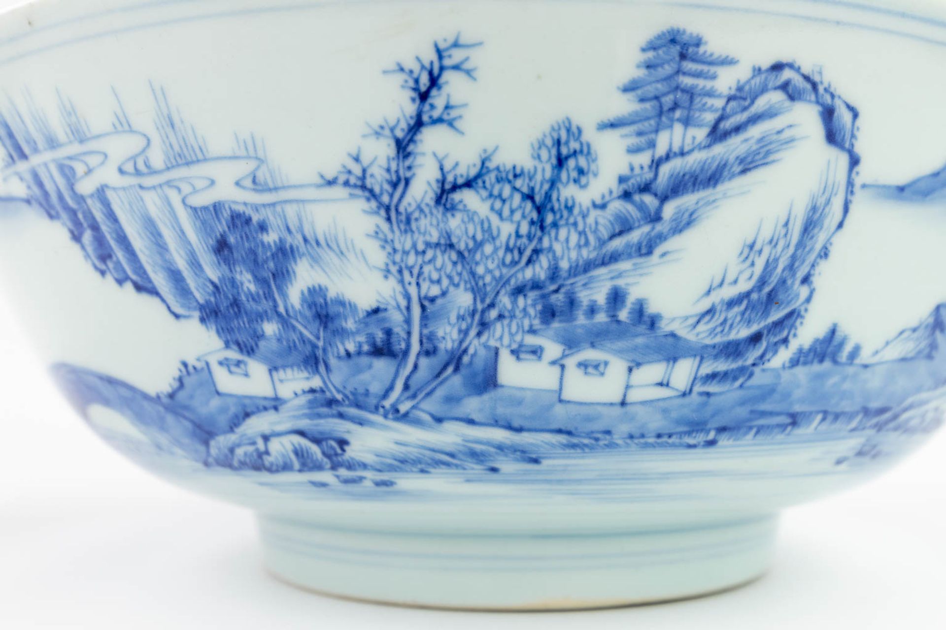 A pair of Chinese bowls made of blue-white porcelain. 18th/19th century. (H: 11 x D: 26,5 cm) - Image 17 of 17