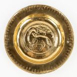 A large baptism bowl, Brass, images of the Holy Lamb. 16th/17th C. (H: 3,7 x D: 37 cm)