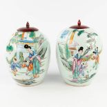 A pair of Chinese ginger jars with hand-painted decor. 20th century. (H: 31 x D: 22 cm)