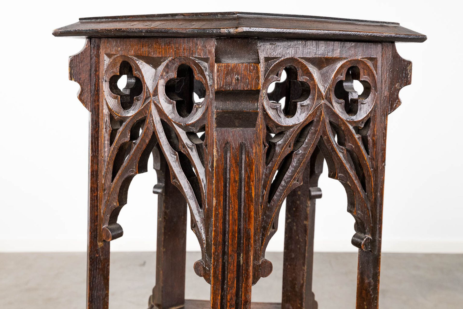 A pentagram pedestal, sculptured wood in Gothic Revival style. 19th C. (L: 41 x W: 46 x H: 111 cm) - Image 9 of 12