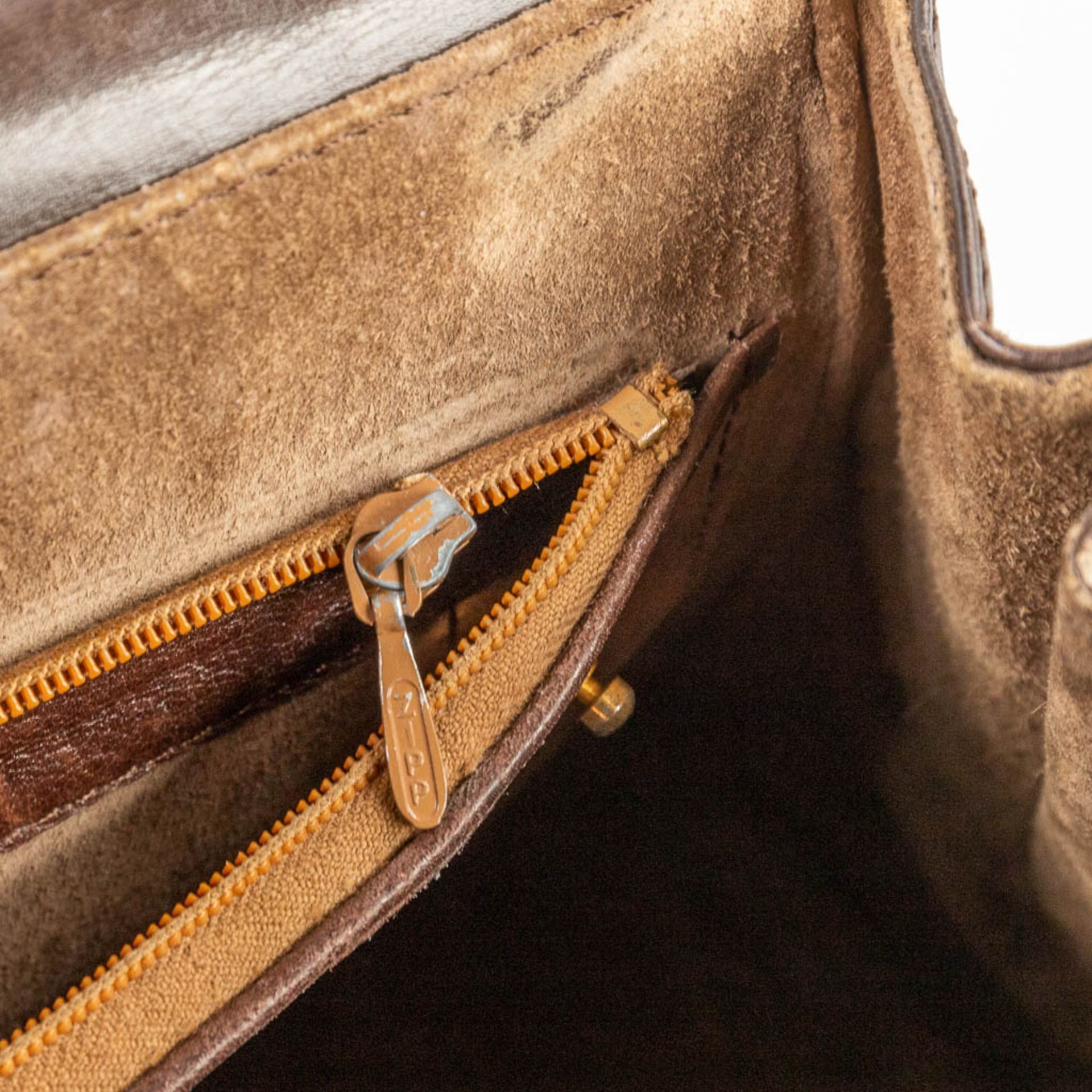 Delvaux Brillant PM, a handbag made of dark brown leather. Circa 1950. (W: 26 x H: 30 cm) - Image 17 of 19