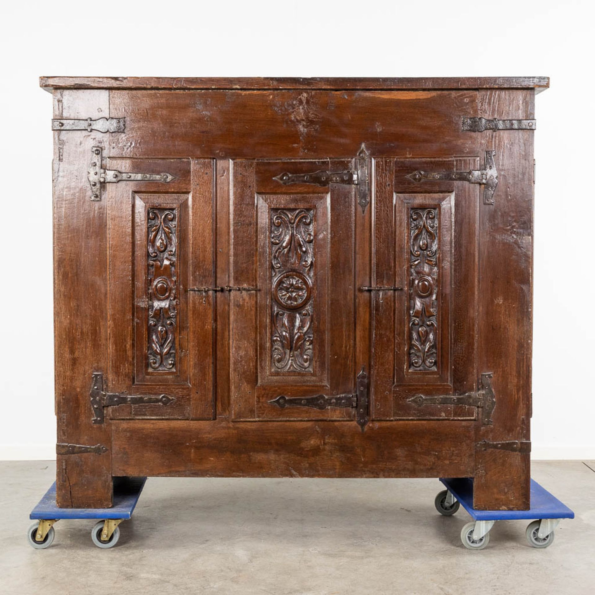 An antique three-door cabinet with sculptured oak doors, France, 17th C. (L: 55 x W: 175 x H: 151 cm - Image 4 of 23