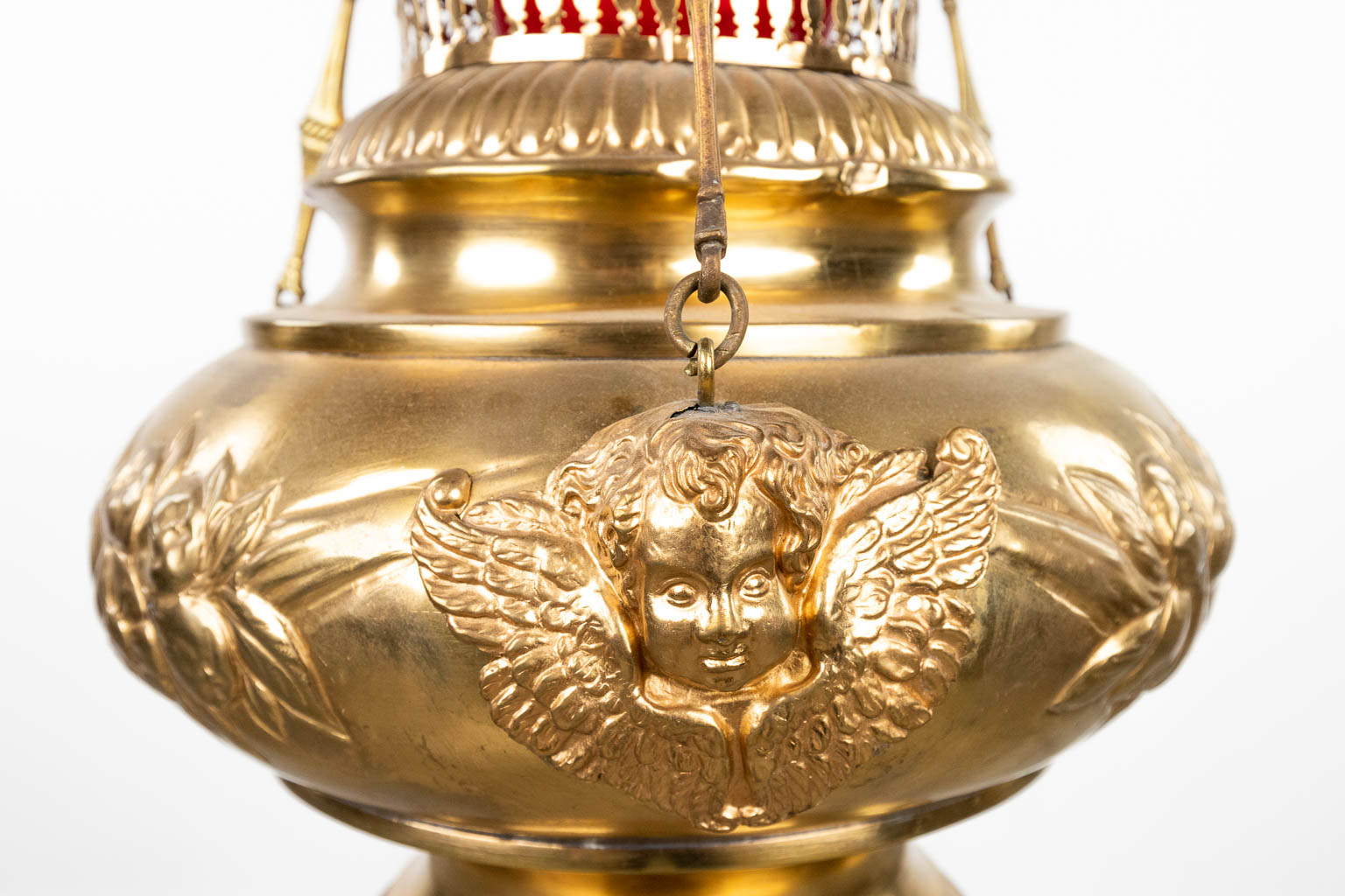 An antique sanctuary lamp / eternal light made of copper and decorated with angels. (H: 75 x D: 28 c - Image 8 of 11