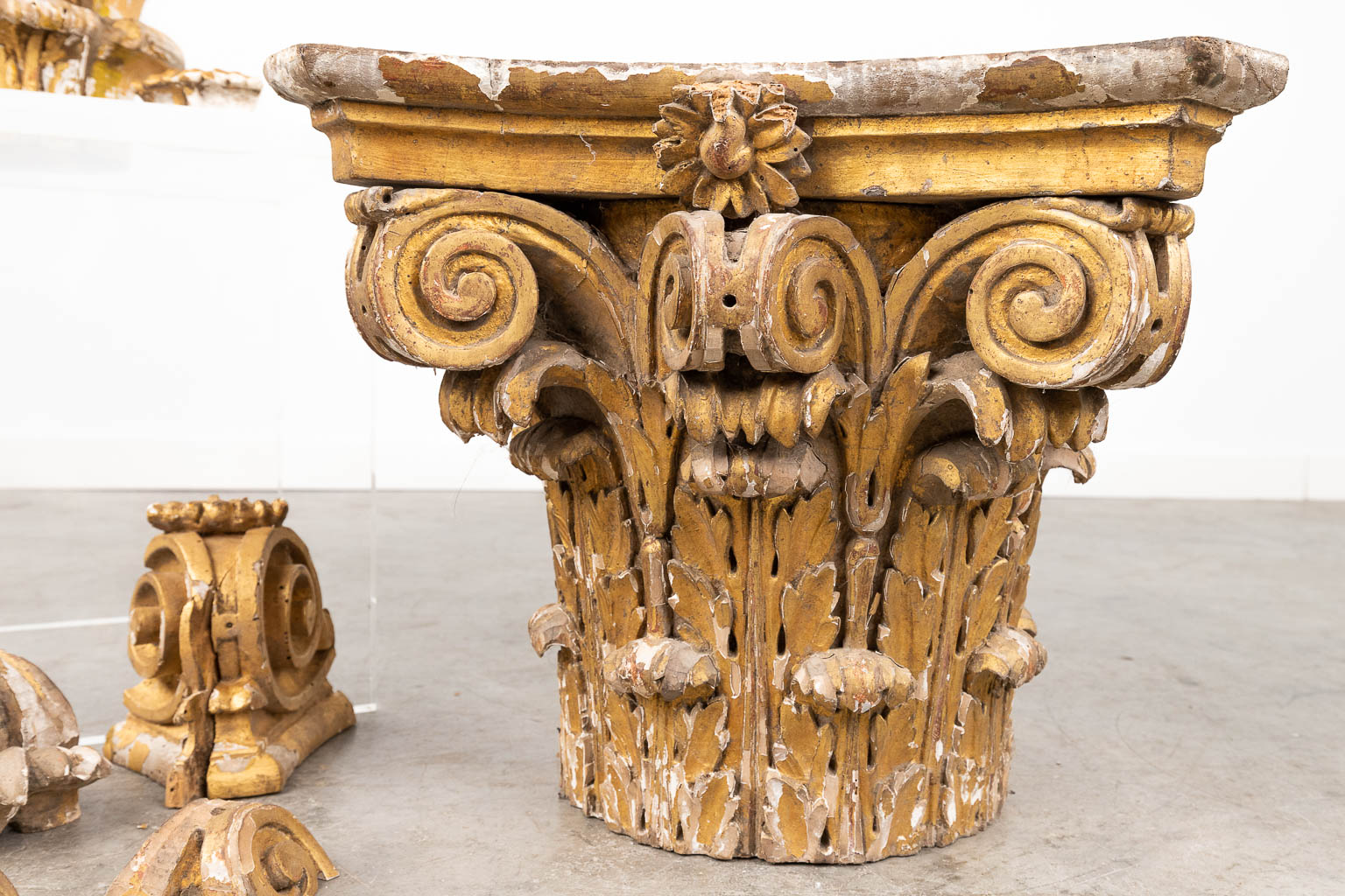 A collection of 2 antique gilt and wood-sculptured Corinthian Capitels. 18th C. (L: 37 x W: 37 x H: - Image 4 of 10