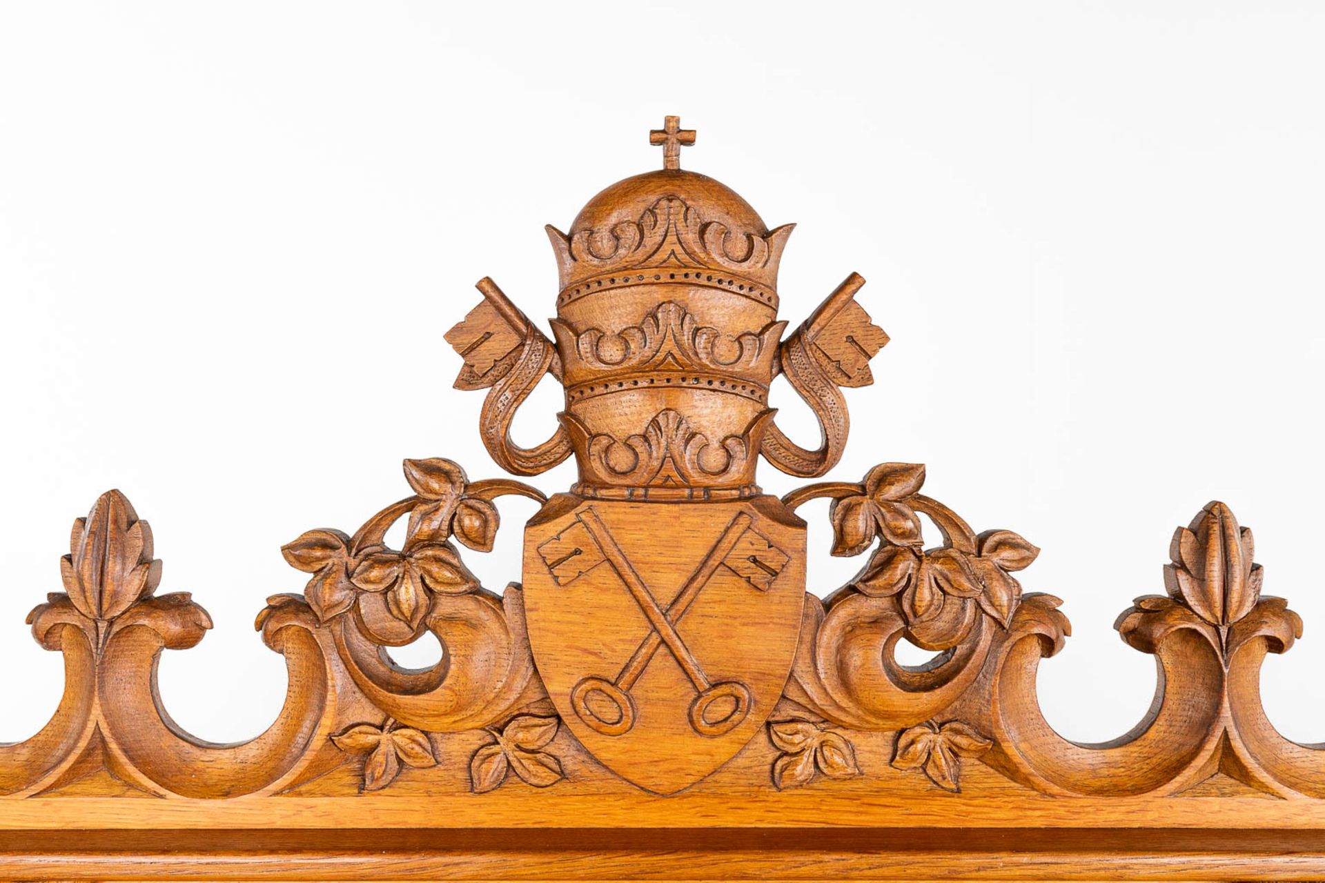 A large and antique bench finished with wood sculptured in a Gothic Revival style. 20th century. (L: - Image 9 of 16