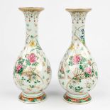 A pair of Oriental vases with floral decor and butterflies. 19th/20th Century. (H: 23,5 x D: 10 cm)